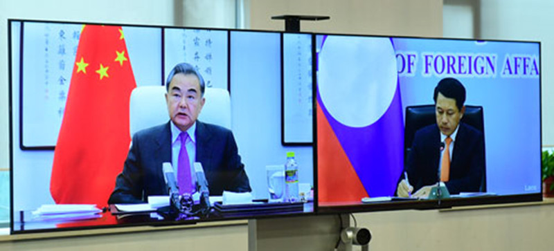 Chanceler chinês realiza videoconferência com homólogo do Laos