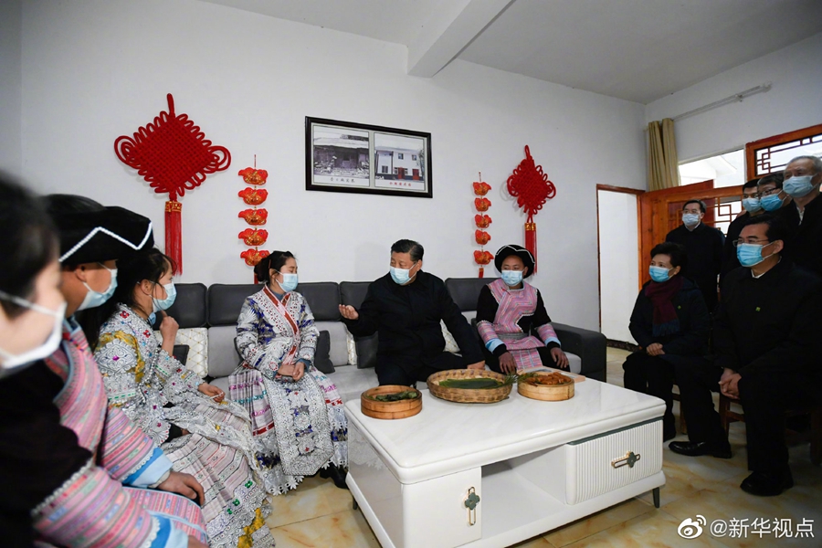 Xi faz lanche tradicional com aldeões

