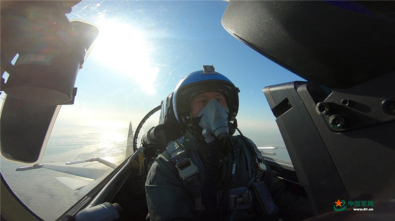 Pilotos cadetes realizam treinamento em caça multiuso J-15