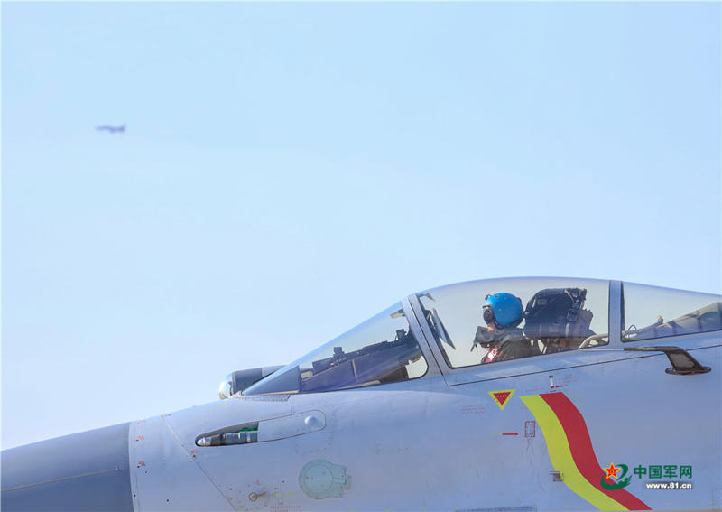 Pilotos cadetes realizam treinamento em caça multiuso J-15