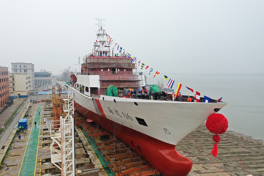 China lança navio de patrulha do estreito