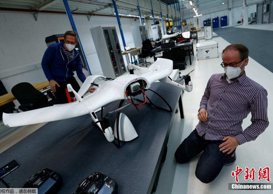 Drone de transporte de carga entrega vacinas contra a Covid-19