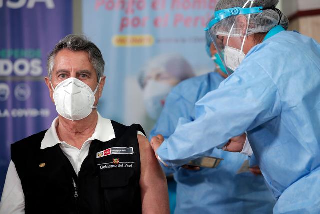 Presidente peruano é inoculado com vacina chinesa Sinopharm