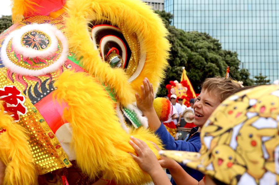 Pessoas ao redor do mundo participam das celebrações do Ano Novo Chinês
