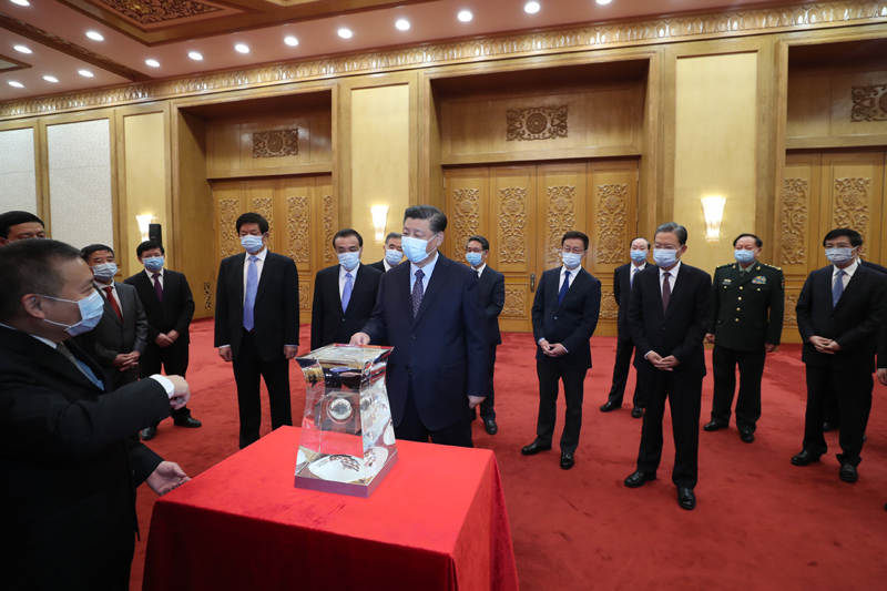 Xi reúne-se com representantes da missão Chang'e-5