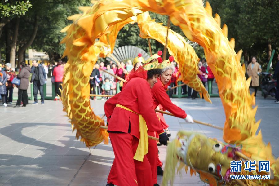 Costumes folclóricos dão boas-vindas ao Festival das Lanternas