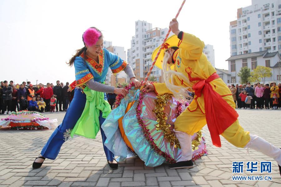 Costumes folclóricos dão boas-vindas ao Festival das Lanternas