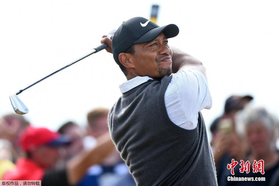Golfista Tiger Woods sofre acidente de carro