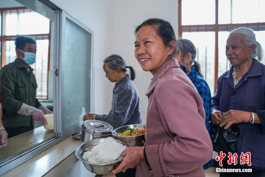 Aldeões idosos recebem almoço gratuito diariamente
