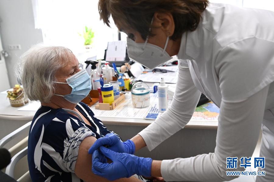 Hungria, que teme terceira onda da pandemia, começa a usar vacinas chinesas