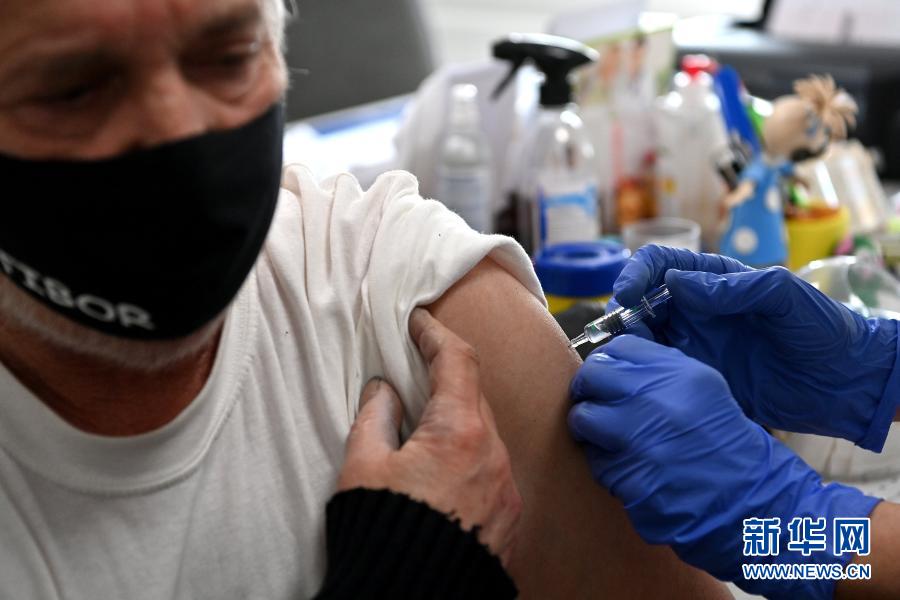 Hungria, que teme terceira onda da pandemia, começa a usar vacinas chinesas