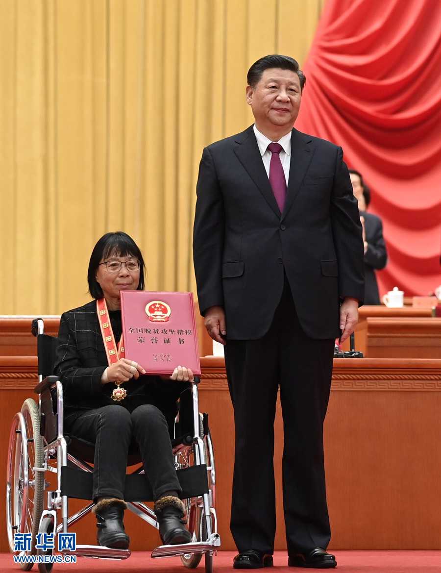 Xi concede medalhas para modelos exemplares de combate à pobreza