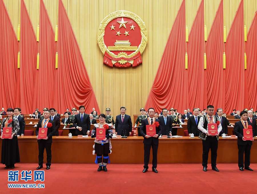 Xi concede medalhas para modelos exemplares de combate à pobreza