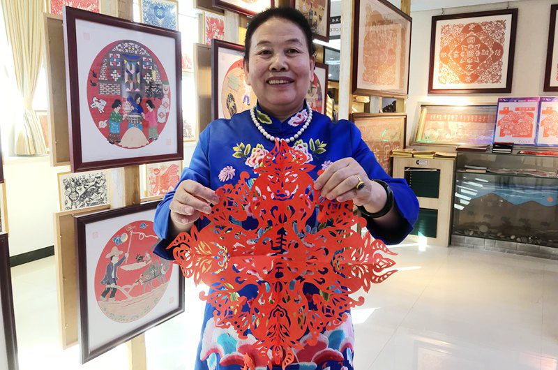 Família no noroeste da China promove cultura de corte de papel