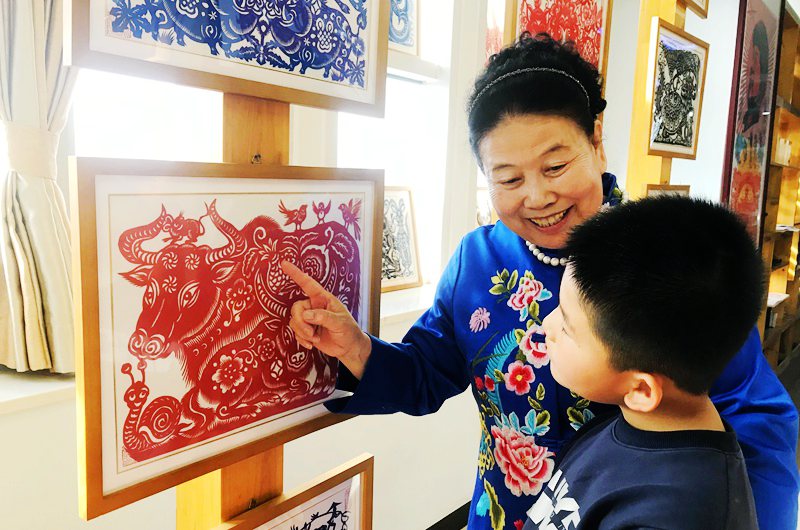 Família no noroeste da China promove cultura de corte de papel