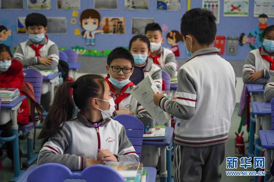 Escolas primárias e secundárias de Beijing voltam às aulas