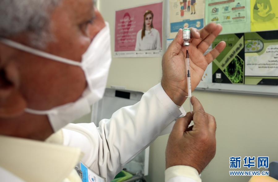  Equipe médica iraquiana toma vacina chinesa contra a Covid-19