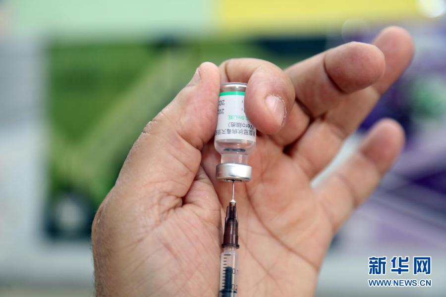  Equipe médica iraquiana toma vacina chinesa contra a Covid-19