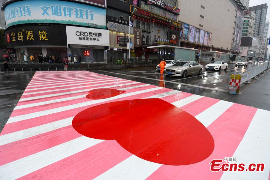 China: faixas de pedestres pintadas de rosa em comemoração do Dia Internacional da Mulher

