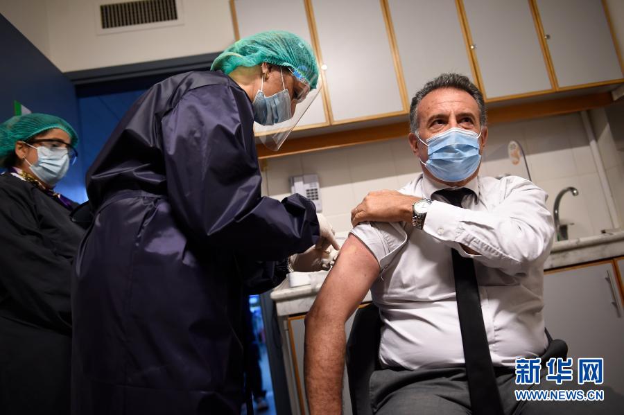 Vice-Presidente e Ministro da Saúde do Uruguai tomam vacina chinesa