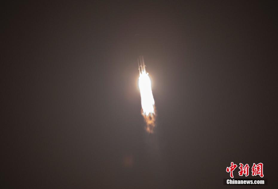 China lança foguete de carga de porte médio Longa Marcha-7A