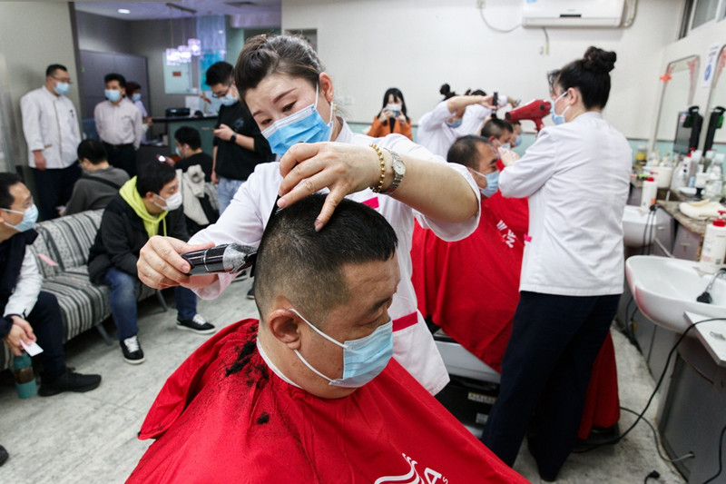 Chineses cortam cabelos no Dia do Dragão