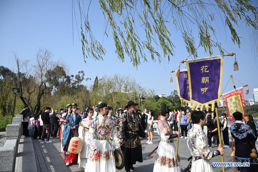 Pessoas em trajes tradicionais celebram Festival da Flor em Fujian