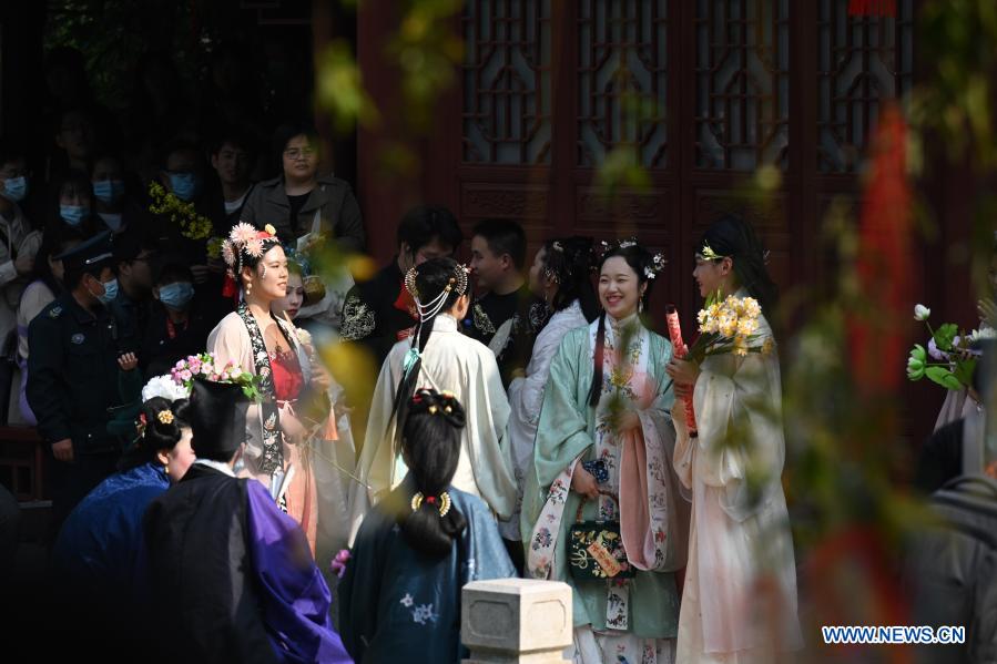 Pessoas em trajes tradicionais celebram Festival da Flor em Fujian
