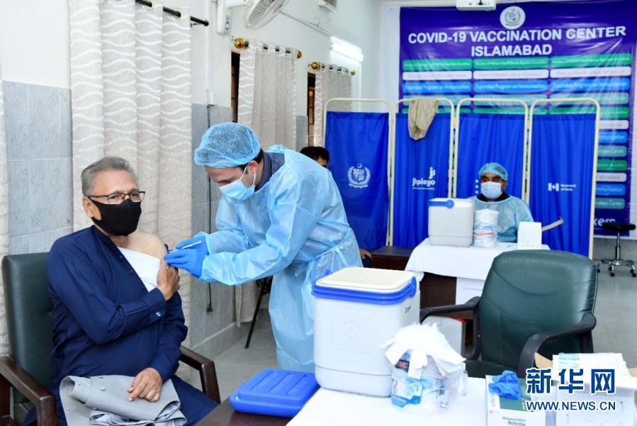 Paquistão: Presidente toma vacina contra Covid-19 da Sinopharm
