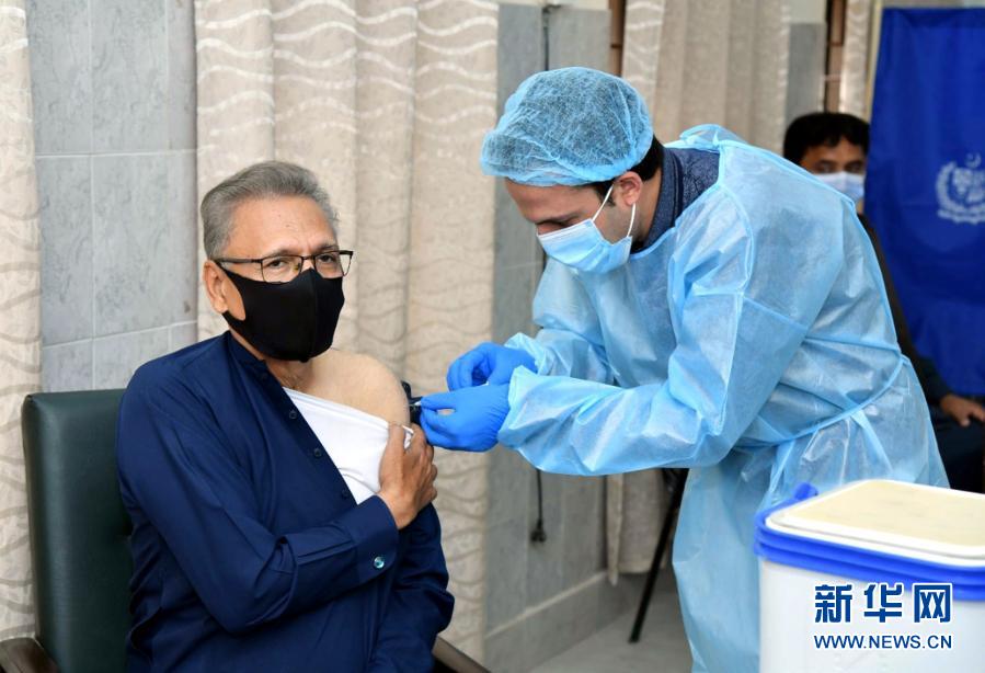 Paquistão: Presidente toma vacina contra Covid-19 da Sinopharm