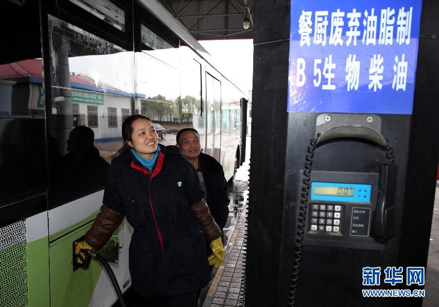 Shanghai recicla recursos de óleos residuais de cozinha criando biodiesel para ônibus