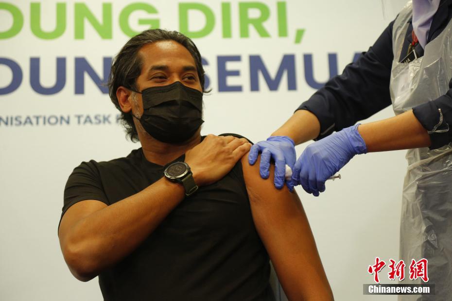 Malásia começa a usar vacina da chinesa Sinovac