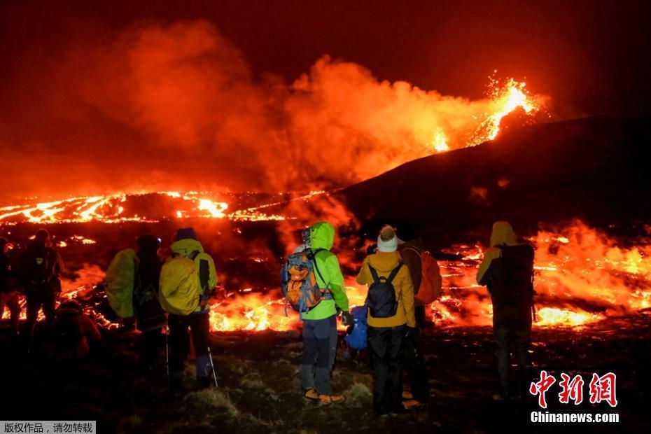 Islândia: vulcão entra em erupção