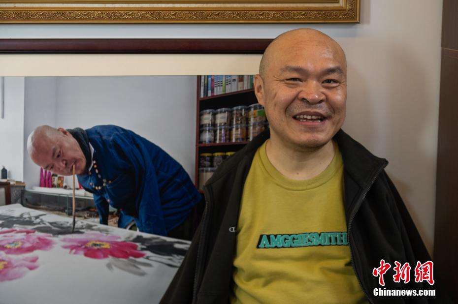 Chongqing: Artista sem braços “pinta” uma vida maravilhosa