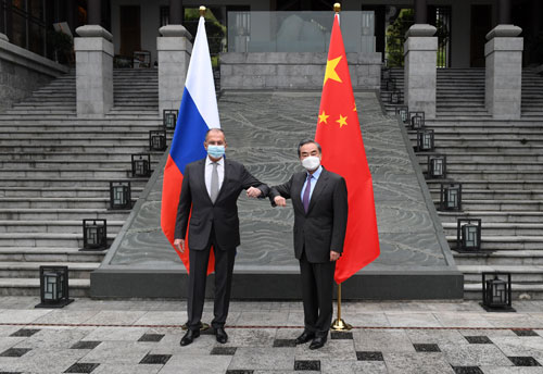 Wang Yi se reúne com o ministro das Relações Exteriores da Rússia, Lavrov