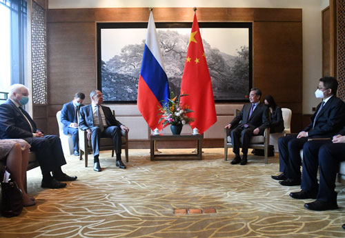 Wang Yi se reúne com o ministro das Relações Exteriores da Rússia, Lavrov