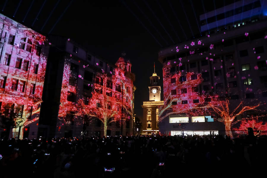 Wuhan apresenta show de luzes com tema da flor de cerejeira