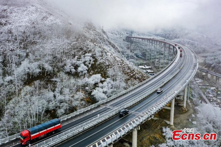 Neve de primavera cobre cidade no sudoeste da China
