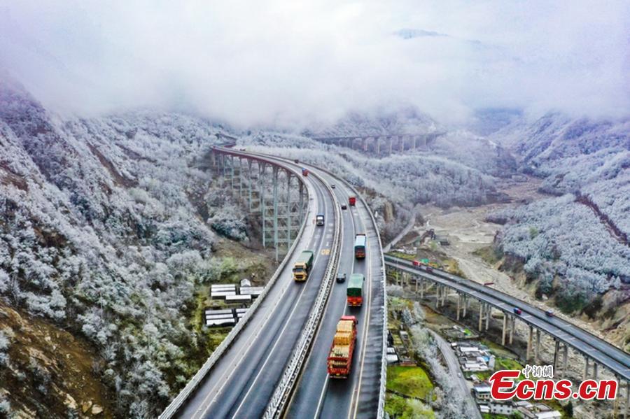 Neve de primavera cobre cidade no sudoeste da China