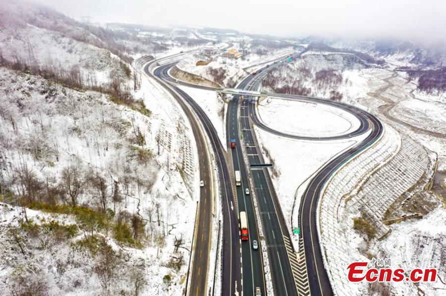 Neve de primavera cobre cidade no sudoeste da China