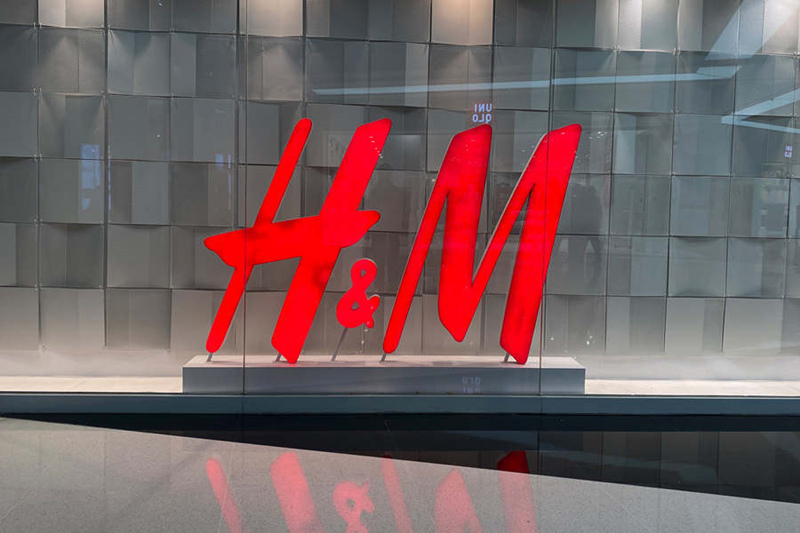 Websites de comércio eletrônico chineses retiram produtos da H&M após declarações caluniosas sobre Xinjiang