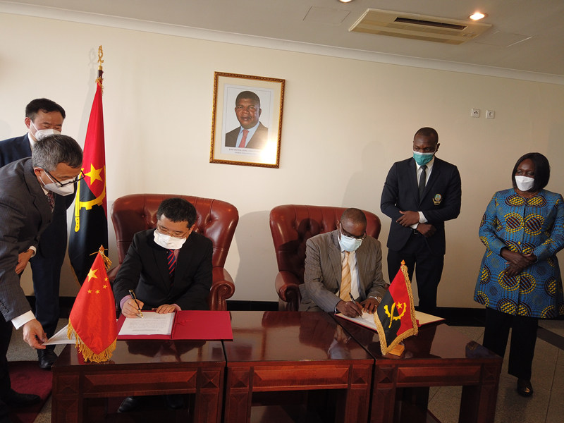Angola recebe primeiro lote de vacinas chinesas