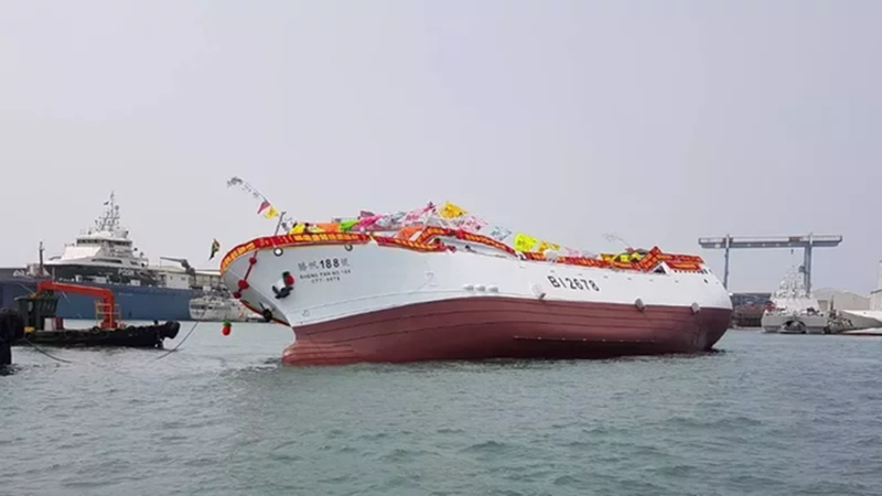 Novo navio de pesca oceânica de Taiwan inclina seriamente após lançamento