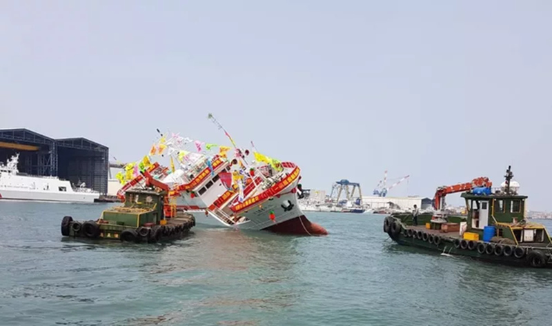 Novo navio de pesca oceânica de Taiwan inclina seriamente após lançamento