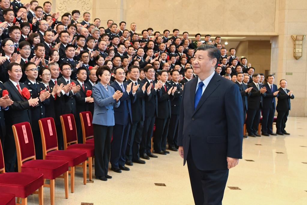 Xi se reúne com lutadores-modelo contra crime