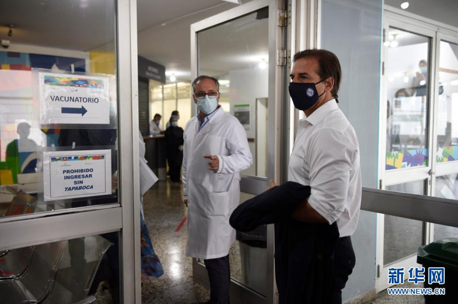 Presidente uruguaio recebe primeira dose da vacina da Sinovac