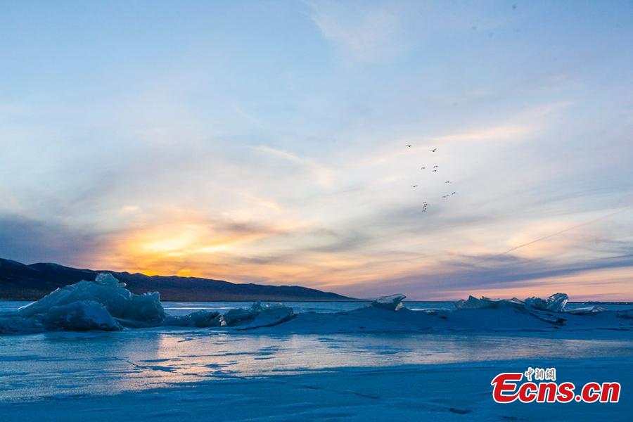 Cenário pitoresco do pôr do sol no lago Qinghai