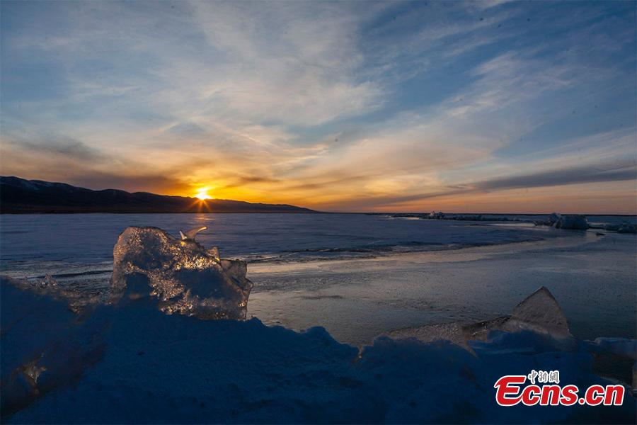 Cenário pitoresco do pôr do sol no lago Qinghai