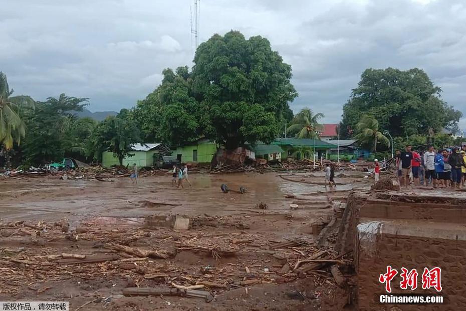 Sobe para 55 número de mortos causados por inundações e deslizamentos de terra no centro da Indonésia