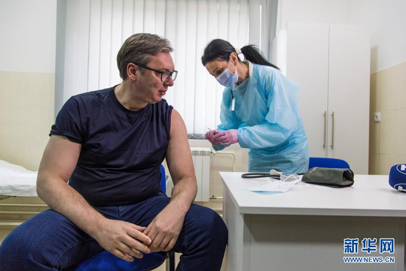 Presidente sérvio inoculado com vacina chinesa